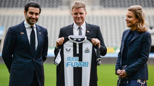 Eddie Howe , Amanda Staveley (R) and Mehrdad Ghodoussi