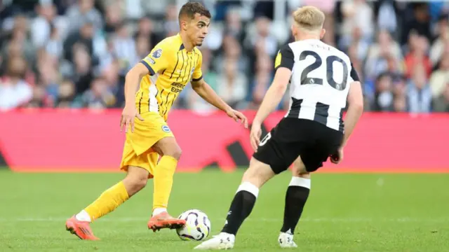  Yasin Ayari on the ball for Brighton