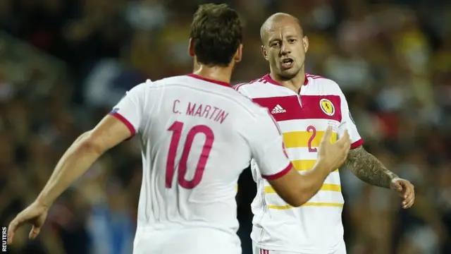 Chris Martin is congratulated by Alan Hutton