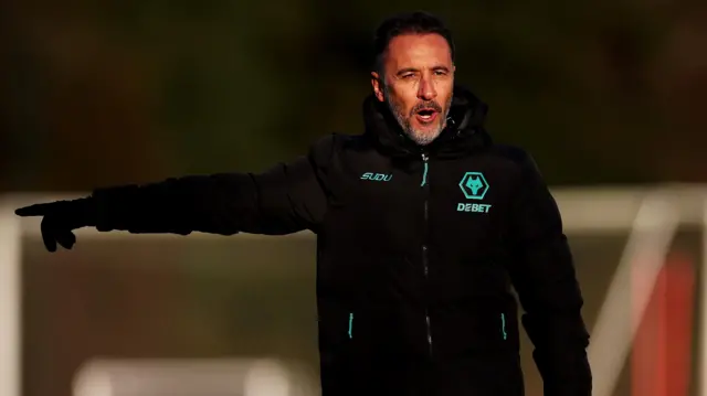 Vitor Pereira delivers instructions on the training ground