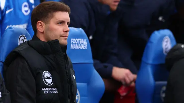 Fabian Hurzeler looks on from bench