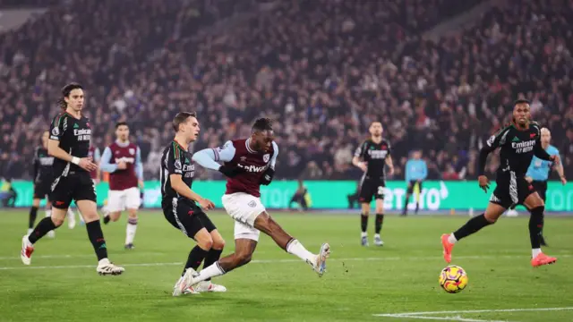 Aaron Wan-Bissaka of West Ham United scores his team's first goal during the Premier League match between West Ham United FC and Arsenal FC at London Stadium on November 30, 2024