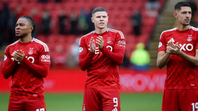 Kevin Nisbet (centre) made his Aberdeen debut