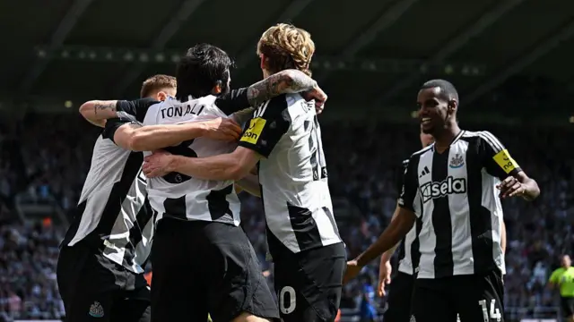 Sandro Tonali celebrates