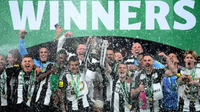 Newcastle United celebrate winning the Carabao Cup 