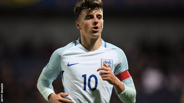 Mason Mount playing for England under-19s