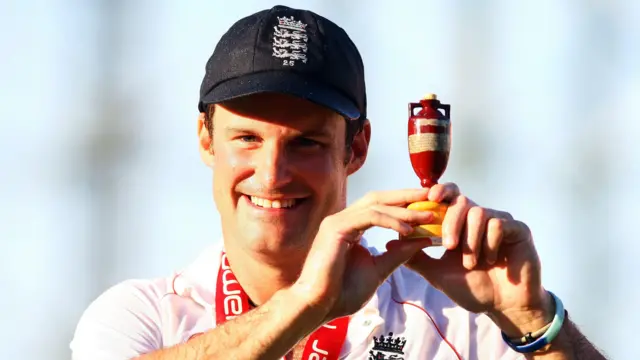 Andrew Strauss with the Ashes urn