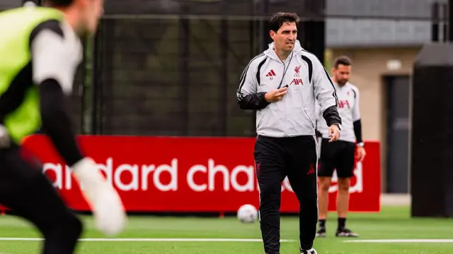 Andoni Iraola during a Liverpool training session