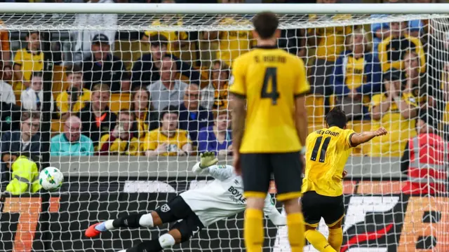 Hwang Hee-chan misses a penalty