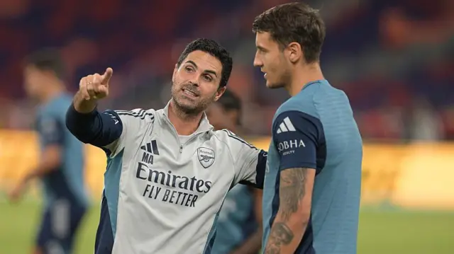 Mikel Arteta offers a player guidance at Arsenal
