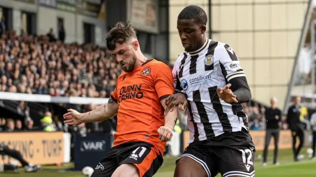 Dundee United's Will Ferry and St Mirren's Roland Idowu