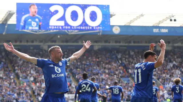 Jamie Vardy celebrates scoring his 200th goal