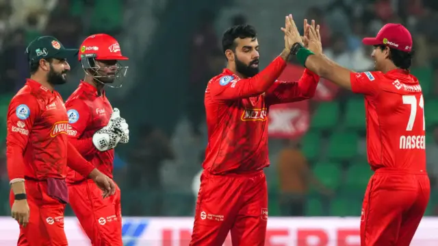 Quetta Gladiators celebrate a wicket