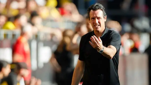 Unai Emery gestures from the touchline