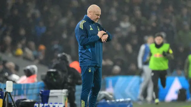 Sean Dyche checks his watch