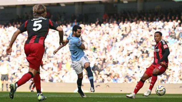 Manchester City's German midfielder #19 Ilkay Gundogan (C) shoots wide