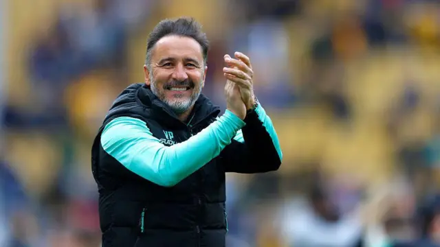 Vitor Pereira applauds the Wolves fans 