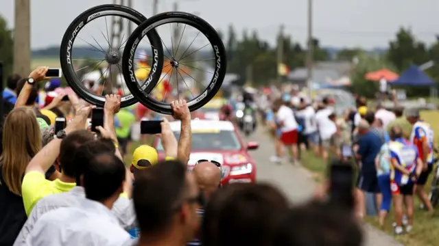 The peloton enter a cobblestone section