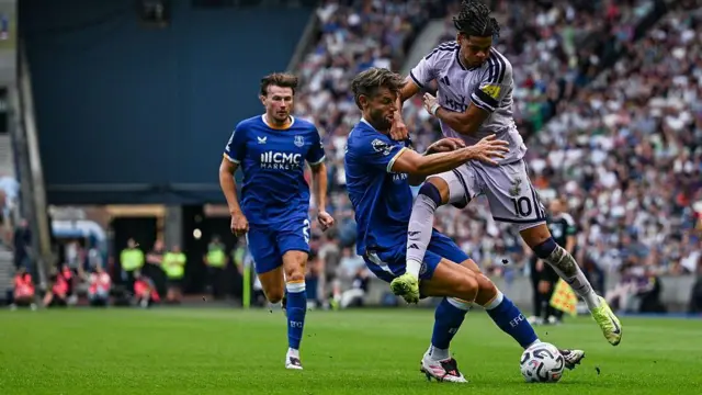 William Osula challenges Everton player for the ball