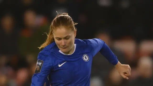 Sjoeke Nusken in action for Chelsea