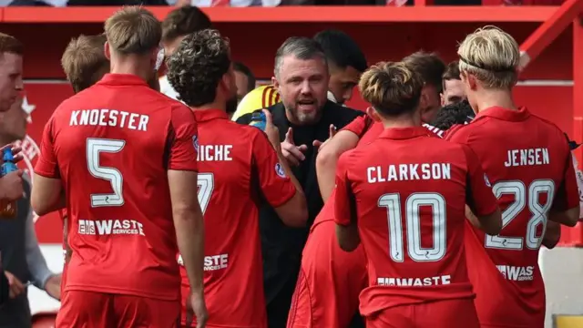 Aberdeen boss Jimmy Thelin in conversation with his players during Sunday's home loss to Falkirk