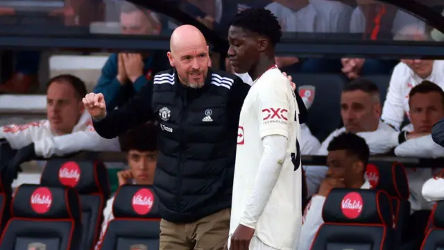 Erik ten Hag gives instructions to Kobbie Mainoo of Manchester United