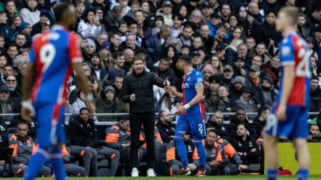 Crystal Palace's manager Oliver Glasner (2nd left) instructs Joel Ward during the Premier League match between Tottenham Hotspur and Crystal Palace