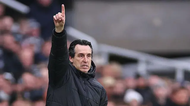 Unai Emery pointing