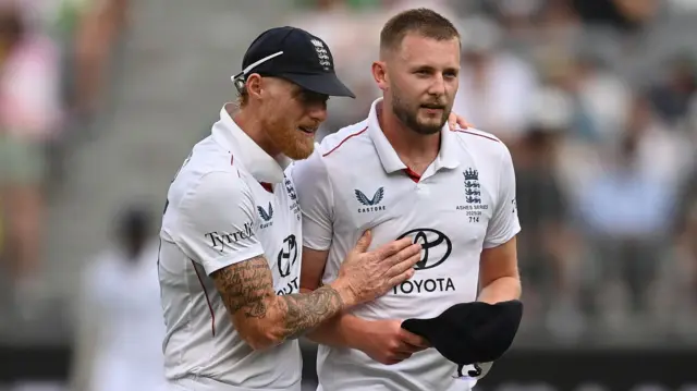 Ben Stokes speaks to Gus Atkinson
