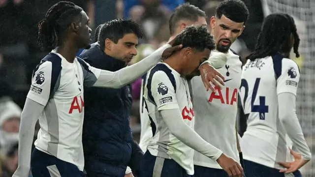 Spurs players dejected