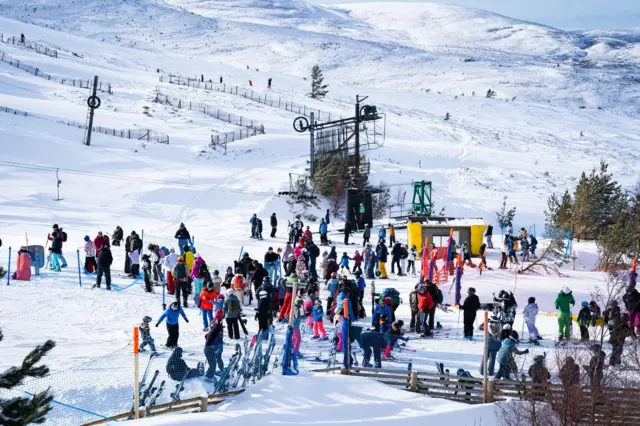 Daoine a' feitheamh airson sgitheadh, Cairngorm Mountain