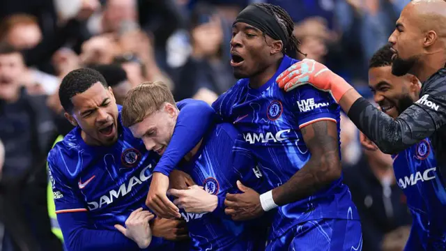 Chelsea players celebrate Cole Palmers goal