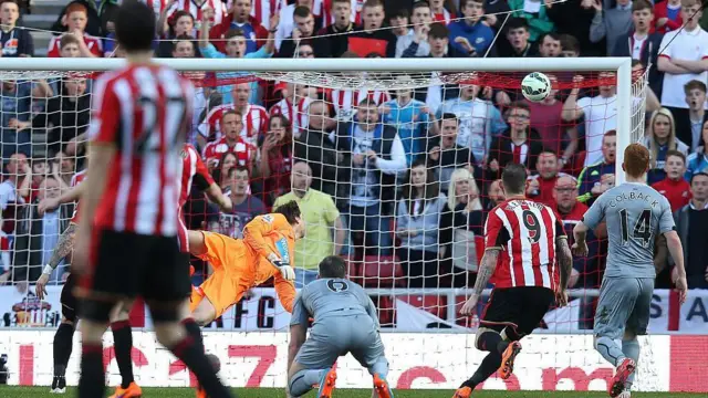 Jermain Defoe scores against Newcastle for Sunderland