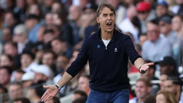 West Ham manager Julien Lopetegui issues instructions versus Fulham 