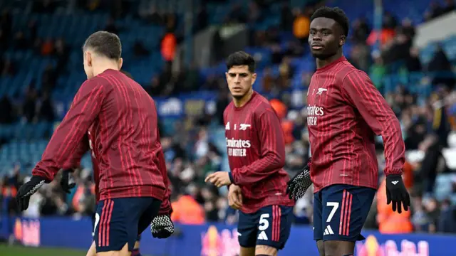 Bukayo Saka of Arsenal warms up with Leandro Trossard and Pierro Hincapie