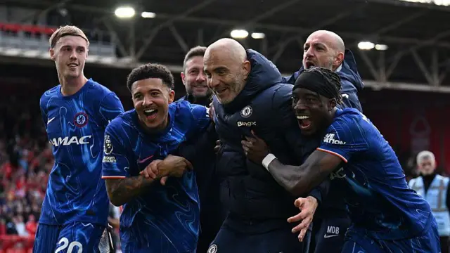 Chelsea players celebrate with Enzo Maresca
