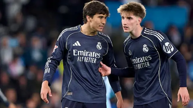 Gonzalo Garcia (L) of Real Madrid CF talks with Cesar Palacios during the LaLiga EA Sports match between RC Celta de Vigo 