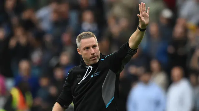 Neil Harris waves to Millwall fans