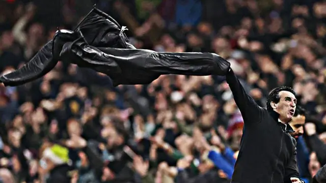 Unai Emery throws his coat