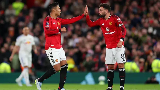 Casemiro of Manchester United celebrates scoring with Bruno Fernandes