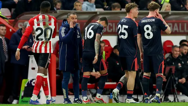 Vitor Pereira shouts instructions to his team from the technical area