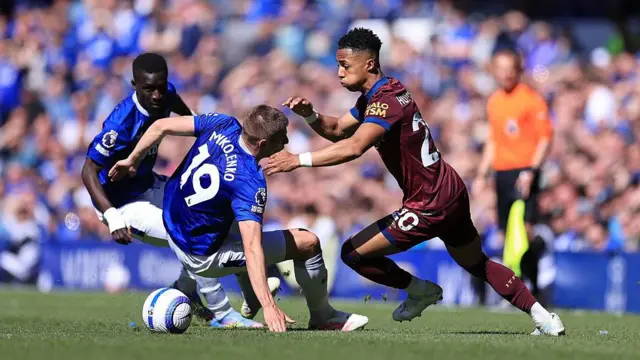 Everton and Ipswich players compete for the ball
