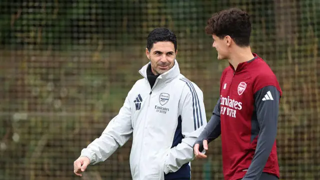 Mikel Arteta talks to Christian Norgaard during a training session