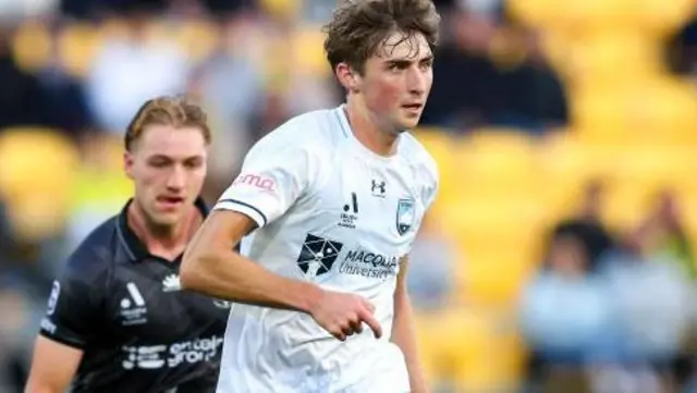 Hayden Matthews of Sydney FC makes a break during the round 14 A-League Men match between Wellington Phoenix and Sydney FC at Sky Stadium