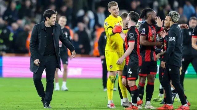 Andoni Iraola with Mark Travers, Lewis Cook and Antoine Semenyo of Bournemouth