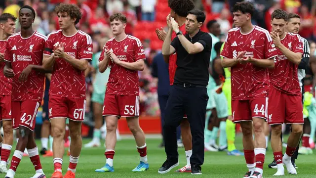 Andoni Iraola and his players applaud the fans 