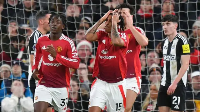 Manchester United players show their frustration 