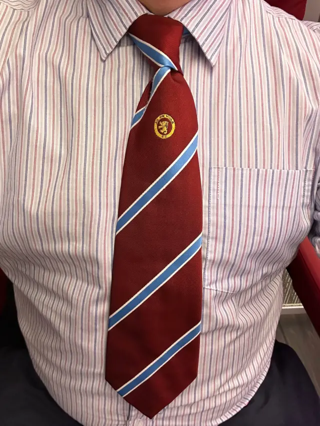 A picture of a man's tie
