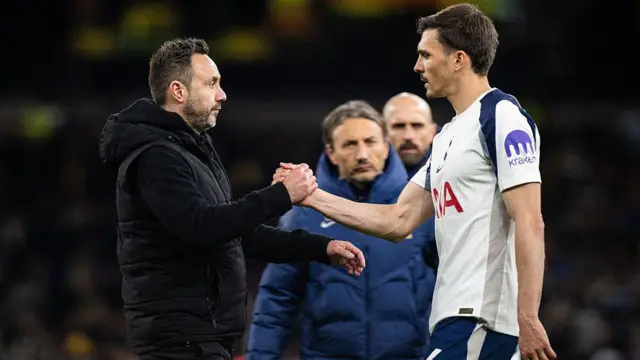 Roberto De Zerbi shakes hands with Joao Palhinha after the draw against Leeds