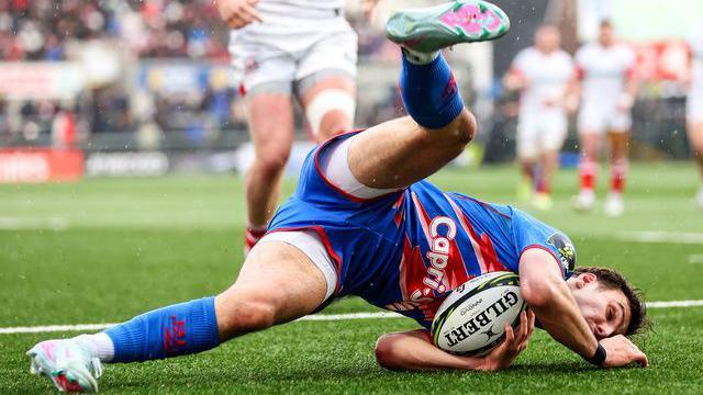Charles Laloi scores a try